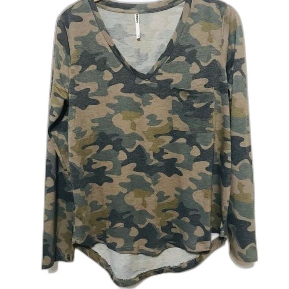 Tresics green camo top women Long sleeve  hi lo camo Vneck Tee size S streetwear